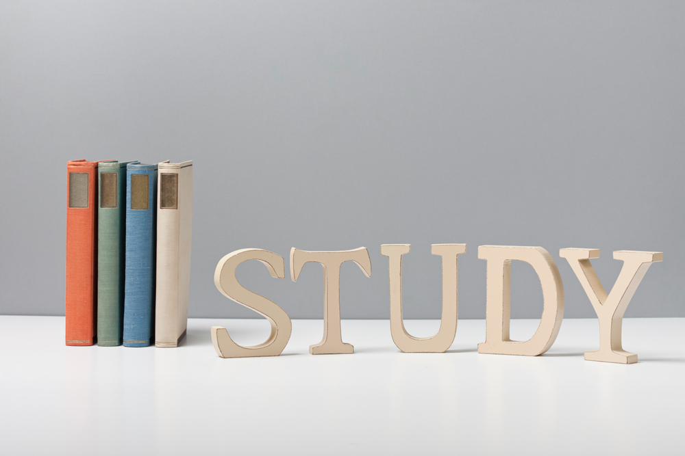 책과 STUDY 글자 장식이 놓인 모습