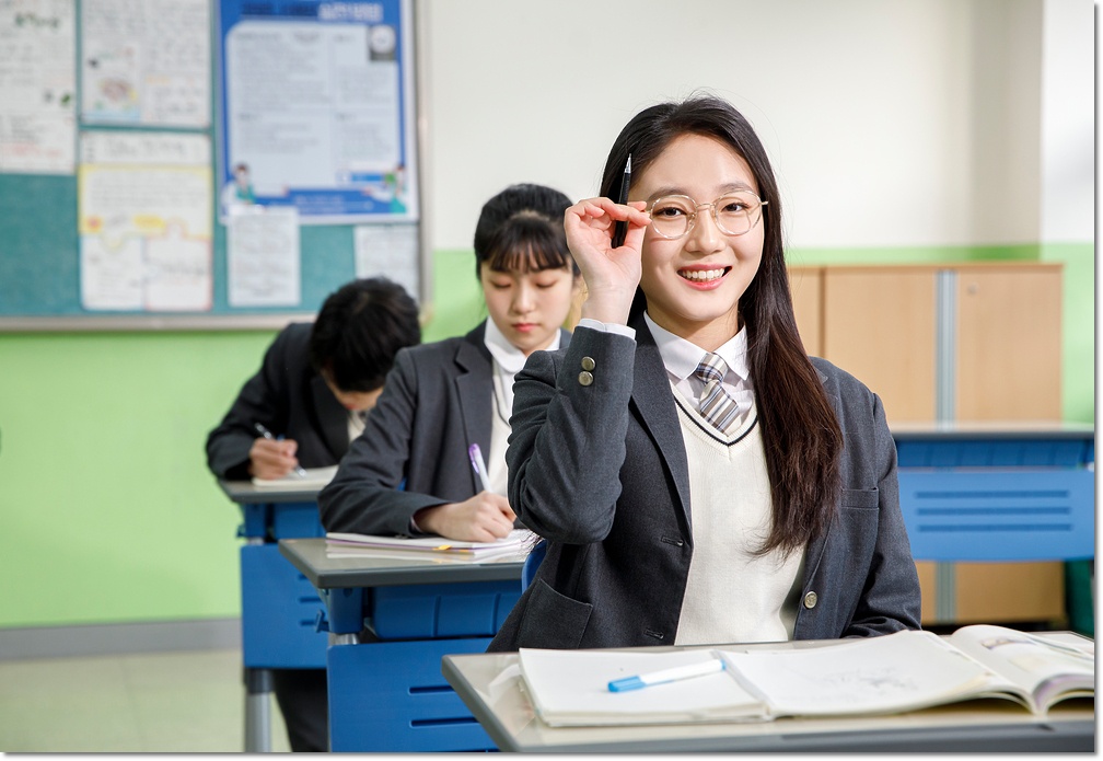 교실에서 손가락을 들어 보이는 학생