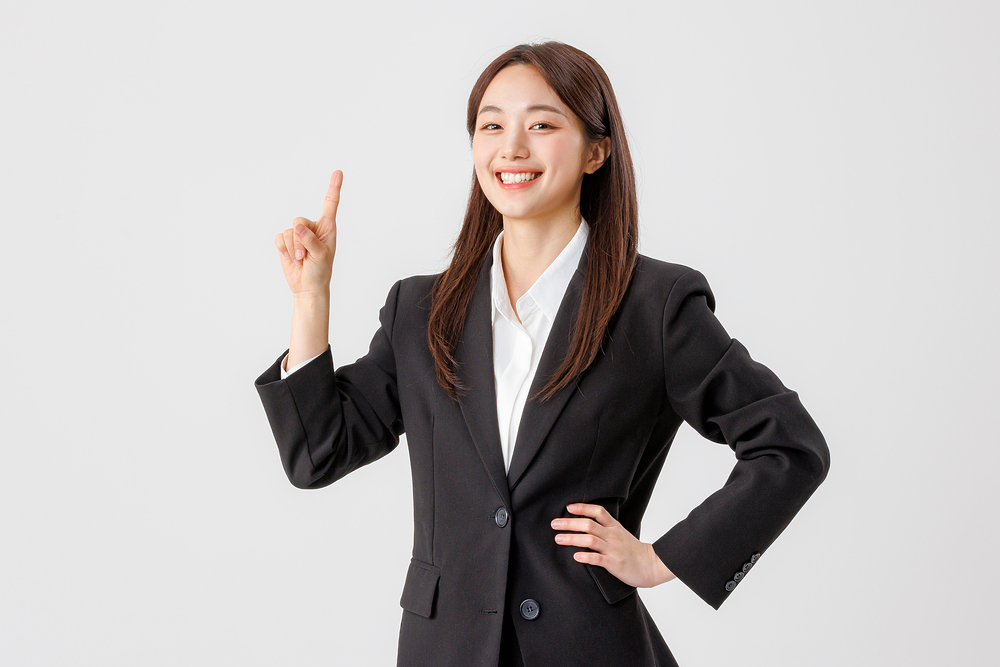 손가락을 들고 설명하는 모습의 학생