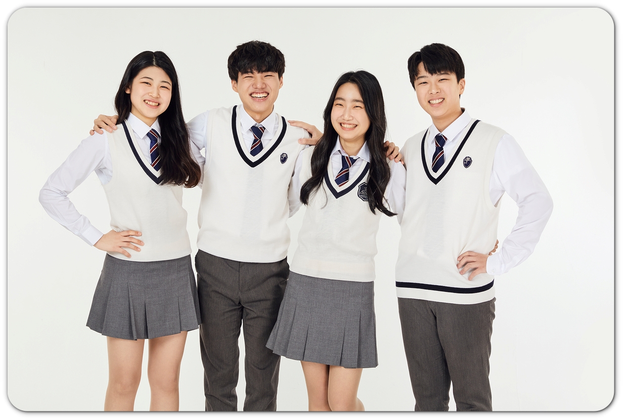 책과 학습 자료를 든 학생들