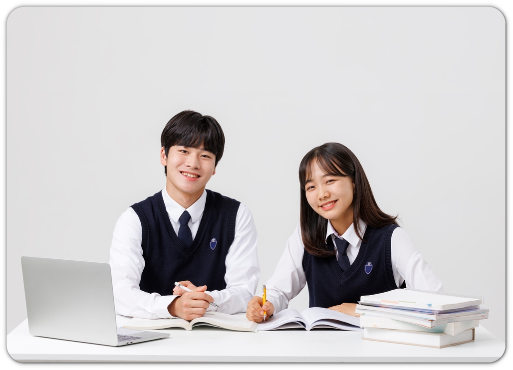 노트북과 책을 보며 함께 공부하는 학생들